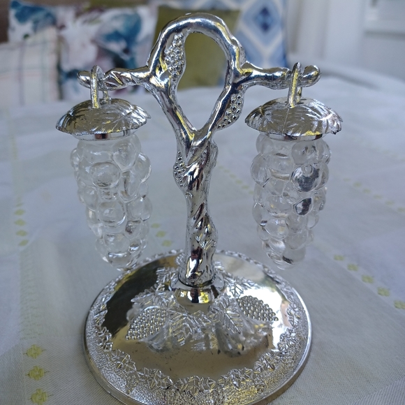 Vintage Vineyard Themed Hanging Grape Salt & Pepper Set - Picture 4 of 7